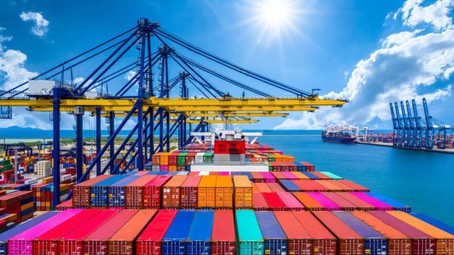 Container vessel loading under gantry cranes